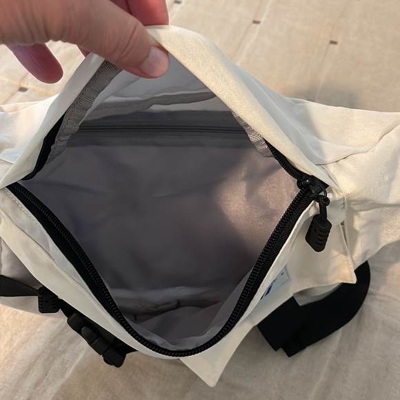 A large Belt/Waist/Fanny BAG in white&black. Zipper close and adjustable waist. - Picture 4 of 5